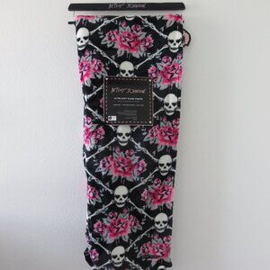 Betsey Johnson Skull / Flower Ultra Soft Plush Throw Blanket (50 in x 70 in)